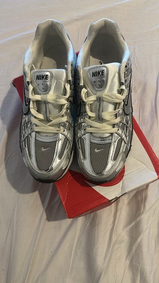 Zapatillas Nike plateadas y blancas