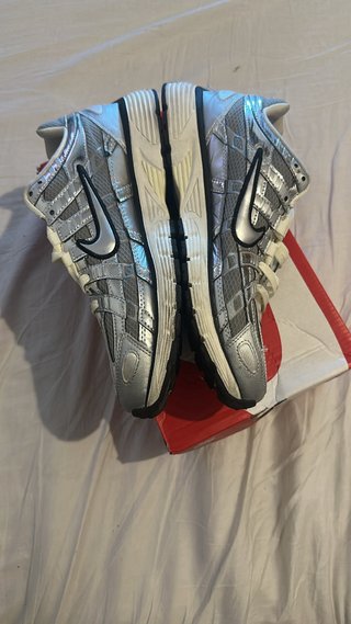 Zapatillas Nike plateadas y blancas