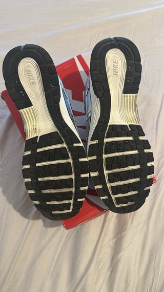 Zapatillas Nike plateadas y blancas