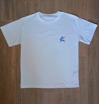 Camiseta blanca con estrella azul