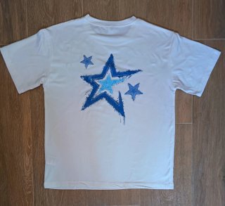 Camiseta blanca con estrella azul