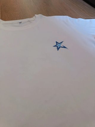 Camiseta blanca con estrella azul