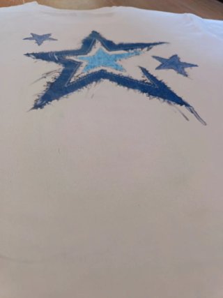 Camiseta blanca con estrella azul