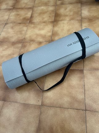Esterilla de ejercicios gris con asas