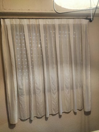 Cortinas beige y blancas de tela