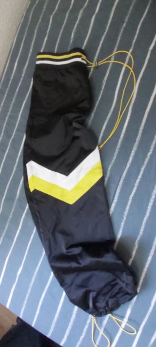 Pantalón Favela negro y amarillo