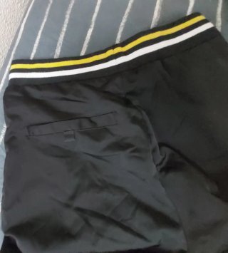 Pantalón Favela negro y amarillo