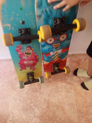 2 Patinetes / Skateboards con huellas