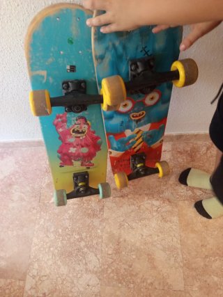 2 Patinetes / Skateboards con huellas