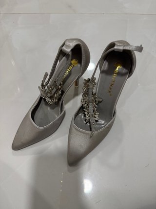Tacones plateados con broche