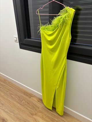 Vestido de invitada verde lima con plumas