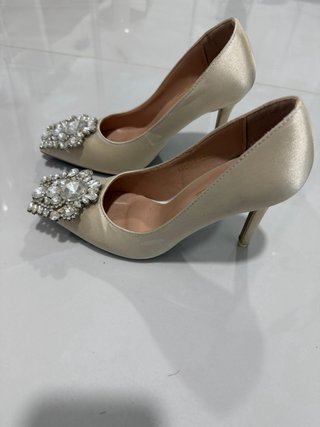 Tacones crema con broche joya