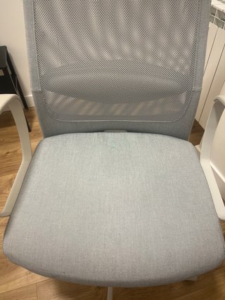 Silla de oficina IKEA gris y blanca