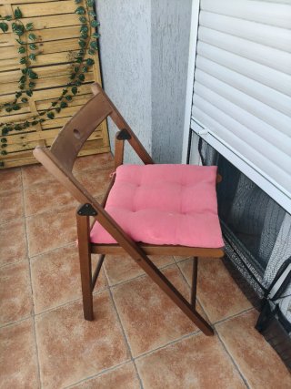 4  sillas de madera muy buenas y resistentes