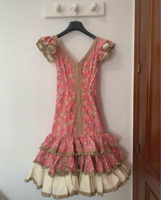 Traje de flamenca rosa y beige
