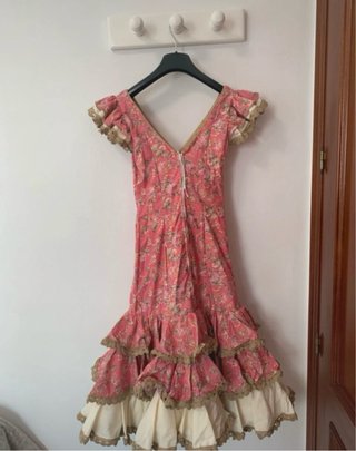 Traje de flamenca rosa y beige