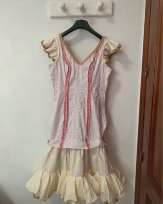 Traje de flamenca rosa y beige