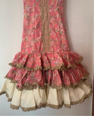 Traje de flamenca rosa y beige