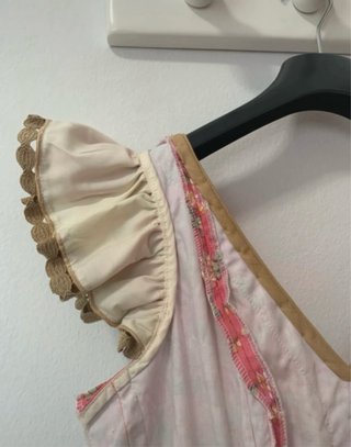 Traje de flamenca rosa y beige