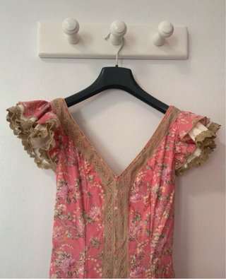Traje de flamenca rosa y beige