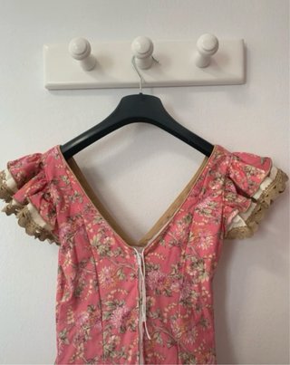 Traje de flamenca rosa y beige