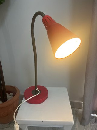 Lámpara de escritorio flexo roja