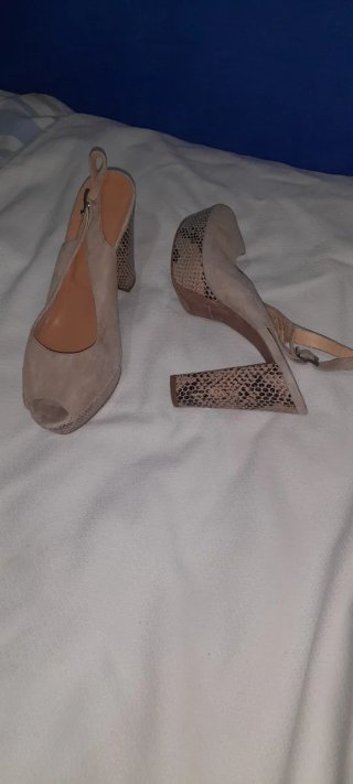 Zapatos de tacón beige y multicolor