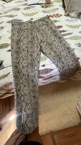 Pantalones largos Lefties efecto piel serpiente