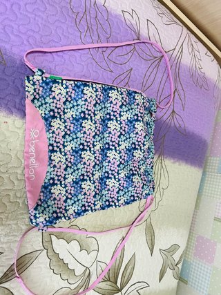 Mochila Benetton floral azul y rosa