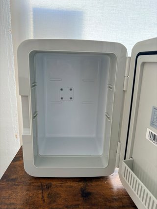 Mini nevera Cecotec dorada