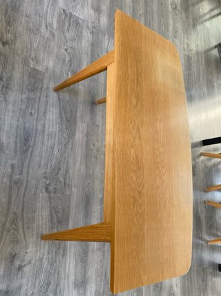 Escritorio de madera con cajones