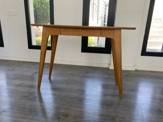 Escritorio de madera con cajones