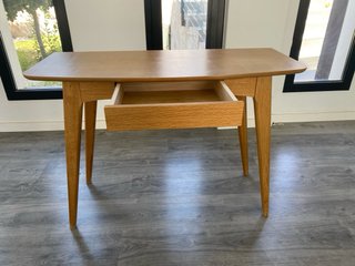 Escritorio de madera con cajones
