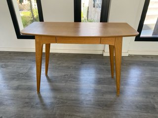 Escritorio de madera con cajones