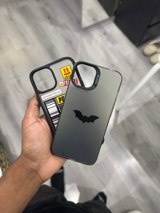 Funda iPhone 13 con diseño de etiquetas