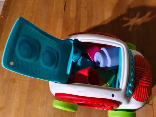 Coche de juguete con piezas encajables