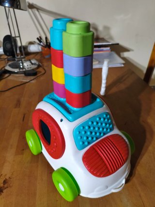 Coche de juguete con piezas encajables