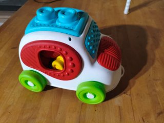 Coche de juguete con piezas encajables