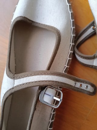 Alpargatas beige y marrón con hebilla