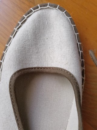 Alpargatas beige y marrón con hebilla