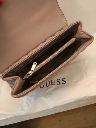 Borsa Guess tracolla beige con catena oro