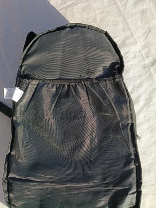 Mochila negra con parches Tenth