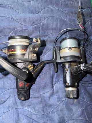 Canna da pesca fluviale con due mulinelli