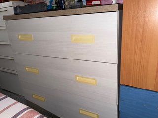 Cómoda blanca con tiradores