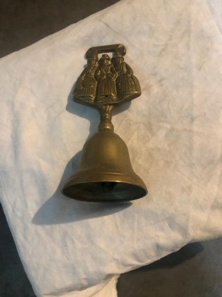 Campanella in ottone con figure