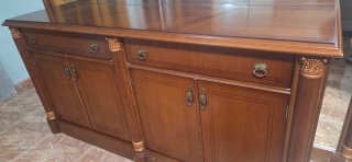 Mueble de comedor de madera y cristal