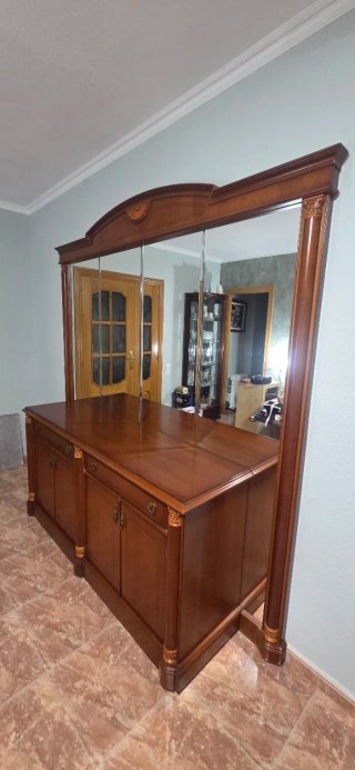 Mueble de comedor de madera y cristal