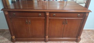 Mueble de comedor de madera y cristal