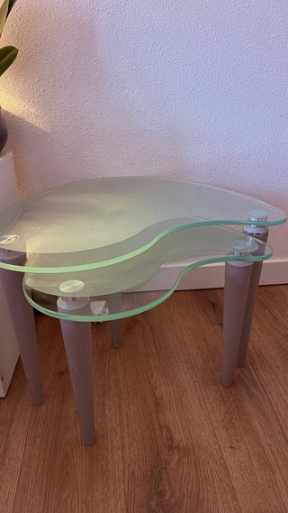 Mesita auxiliar cristal diseño curvo