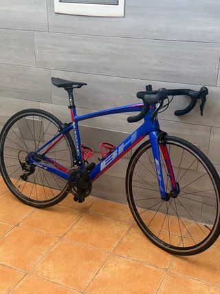 Bicicleta de carretera BH azul y roja